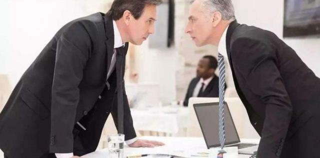 出现公司僵局，10%以上表决权的股东可以请求法院解散公司