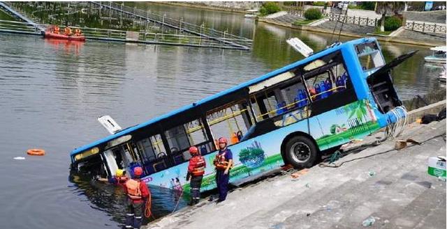 贵州公交车坠湖致21人死亡，内有高考生，此次事故应由谁担责？